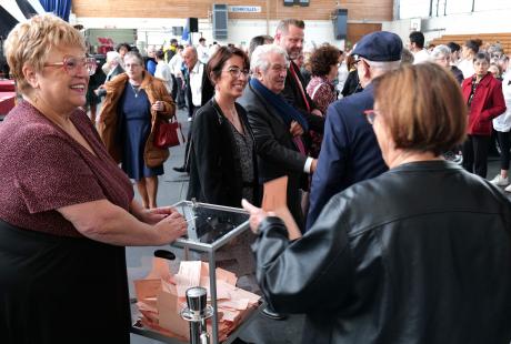 Amandine Demore, première adjointe, aux côtés de Renzo Sulli, pour accueillir les retraités.