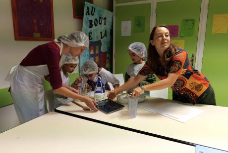 L'atelier "Fabuleuses courges" a permis de découvrir diverses cucurbitacées et de les cuisiner.