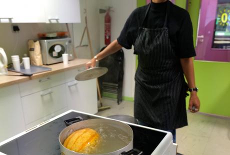 L'atelier "Fabuleuses courges" a permis de découvrir diverses cucurbitacées et de les cuisiner.