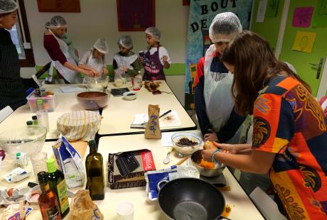 L'atelier "Fabuleuses courges" a permis de découvrir diverses cucurbitacées et de les cuisiner.