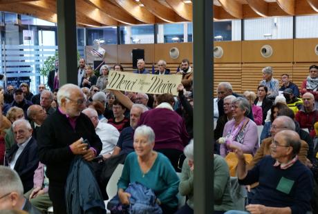 Les habitants sont venus nombreux à ce conseil extraordinaire.