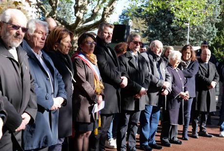 Elus, associations et habitants durant la cérémonie.