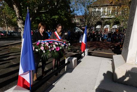 Plusieurs dépôts de fleurs ont été effectués au monument aux morts.