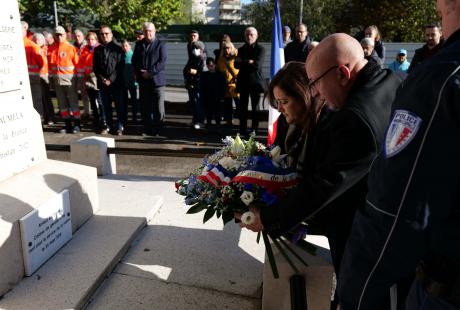 Plusieurs dépôts de fleurs ont été effectués au monument aux morts, ici par Laetitia Rabih et Zaïm Bouhafs.