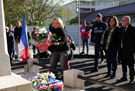 Plusieurs dépôts de fleurs ont été effectués au monument aux morts, ici par la famille Baumela.