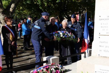 Plusieurs dépôts de fleurs ont été effectués au monument aux morts;