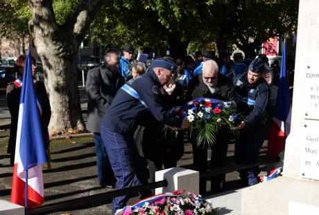 Plusieurs dépôts de fleurs ont été effectués au monument aux morts;