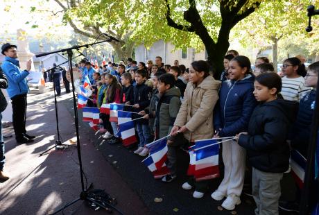 Les écoliers de Marat ont chanté La Marseillaise.