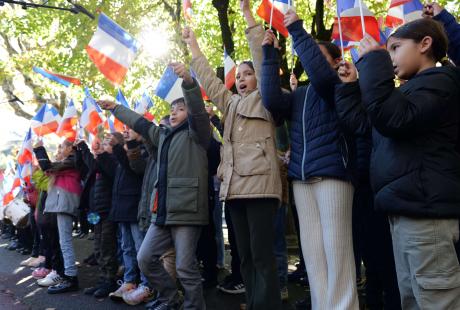 Les écoliers de Marat ont chanté La Marseillaise.