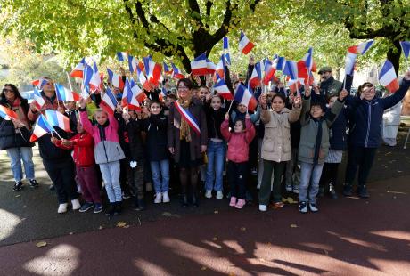 Les écoliers de Marat ont chanté La Marseillaise.