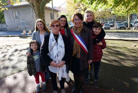 La famille Baumela et Amandine Demore, maire.