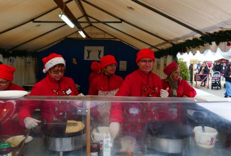 Photo du stand de crêpes et de ses bénévoles