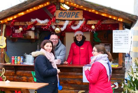 Photo du stand de soupe et ses bénévoles