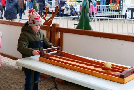 Photo d'un enfant jouant avec l'un des jeux en bois