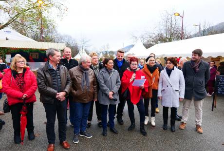 Photo de la maire, des élus et de la présidente de l'association AVVE