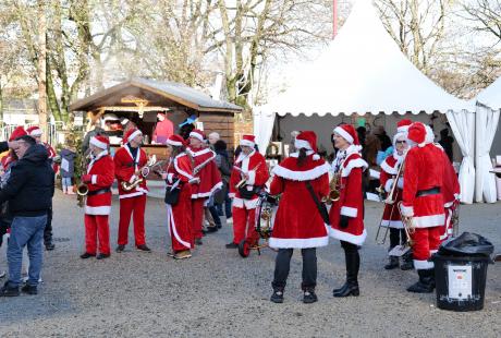 Orchestre du marché en tenue de Noël