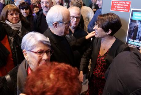 Amandine se tenait à l'entrée de La Rampe pour accueillir habitants et politiques.