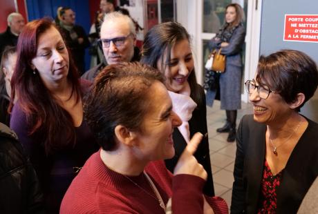 Amandine se tenait à l'entrée de La Rampe pour accueillir habitants et politiques.