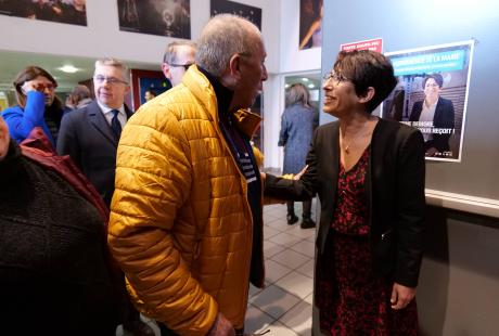 Amandine se tenait à l'entrée de La Rampe pour accueillir habitants et politiques.