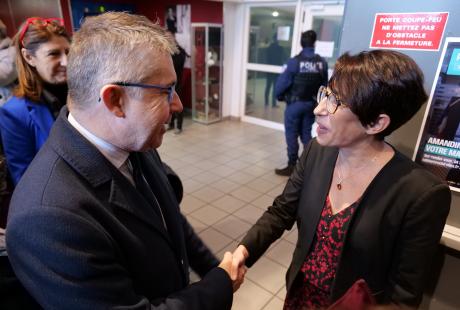 Amandine se tenait à l'entrée de La Rampe pour accueillir habitants et politiques.