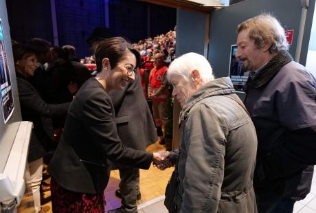 Amandine se tenait à l'entrée de La Rampe pour accueillir habitants et politiques.