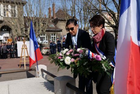 Des gerbes de fleurs étaient déposées au monument aux morts.