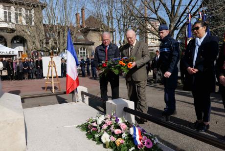 Des gerbes de fleurs étaient déposées au monument aux morts.