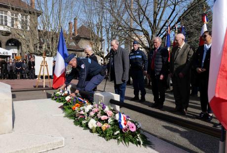 Des gerbes de fleurs étaient déposées au monument aux morts.