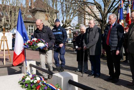 Des gerbes de fleurs étaient déposées au monument aux morts.