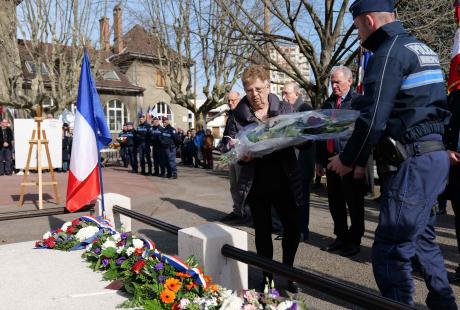 Des gerbes de fleurs étaient déposées au monument aux morts.