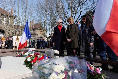 Des gerbes de fleurs étaient déposées au monument aux morts.