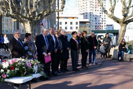 Elus et habitants réunis sur la place de la Libération en ce 19 mars.