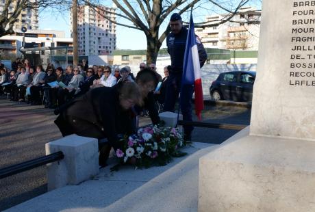 Sandrine Yahiel et Amandine Demore lors du dépôt de fleurs au monument aux morts.