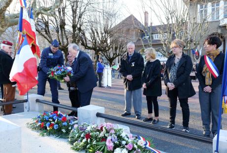 Jean-Pierre Calvet et Nicole Gernez, lors du dépôt de fleurs au monument aux morts.