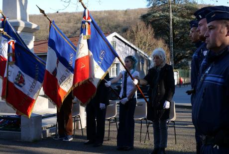 Les porte-drapeaux pour un moment solennel.