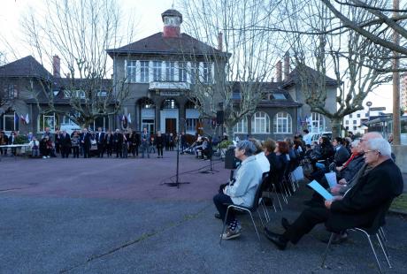 La chorale de l'Amitié et des petits élèves de l'école de musique Jean-Wiéner.