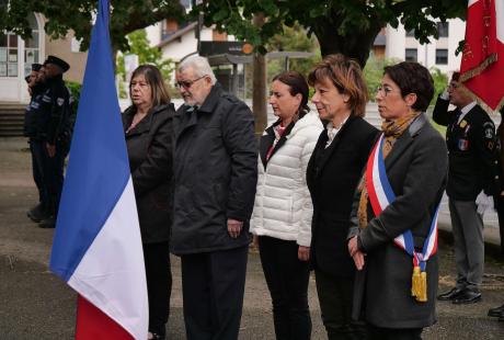 Françoise Vitinger, secrétaire de l’ARAC, Lucien Souda, président du Comité de Liaison des associations d'anciens combattants, Stéphanie Noca, secrétaire générale de la FNDIRP de l’Isère, Jacqueline Madrennes,adjointe au travail de mémoire, et Amandine Demore.