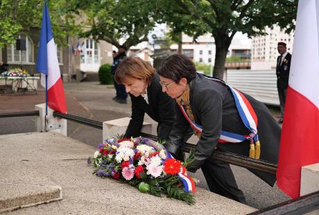 Des gerbes de fleurs déposées par Jacqueline Madrennes, adjointe au travail de mémoire, et Amandine Demore, maire.