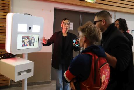 Un espace gaming, un lieu d’écoute des témoignages recueillis par l’écrivain François Beaune dans le cadre de sa résidence à Echirolles et un dispositif de prise de vues étaient accessible pour s’évader, s’amuser, rêver…