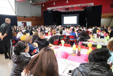 Après le visionnage de films sur ces Rencontres, le voyage de jeunes échirollois-es à Bruxelles ou encore la question du sport et du handicap, les élu-es se sont prêtés au jeu des questions-réponses avec les jeunes. Un beau résumé de ces Rencontres !