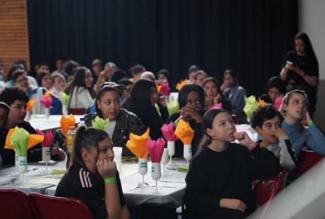 Après le visionnage de films sur ces Rencontres, le voyage de jeunes échirollois-es à Bruxelles ou encore la question du sport et du handicap, les élu-es se sont prêtés au jeu des questions-réponses avec les jeunes. Un beau résumé de ces Rencontres !