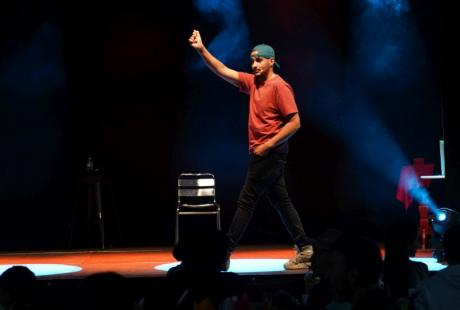 Puis place au repas et au spectacle de stand-up et de magie de Kader Bueno qui a enflammé la soirée …