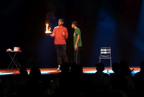 Puis place au repas et au spectacle de stand-up et de magie de Kader Bueno qui a enflammé la soirée …