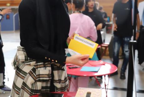 Un espace proposait aux jeunes de poser une questions aux élu-es sur un thème tiré au hasard ! Faîtes vos jeux…