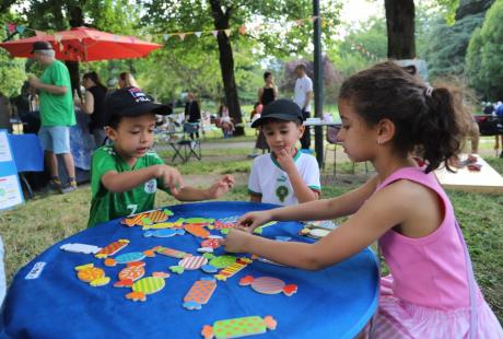 Jeux d'écriture et mail art, peinture à la bombe et au pochoir, cabane à histoires, jeux en bois et atelier de confections de fusées... A l'ombre des arbres, enfants et parents avaient de quoi passer un bon après-midi et bien s'amuser... 