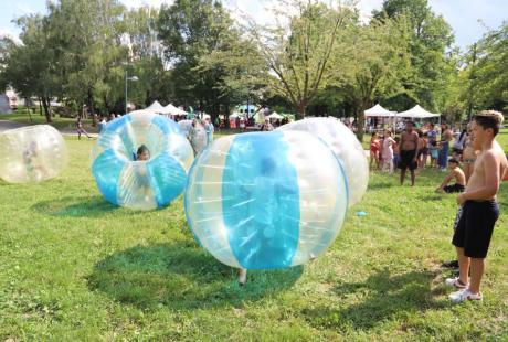 Jeux d'écriture et mail art, peinture à la bombe et au pochoir, cabane à histoires, jeux en bois et atelier de confections de fusées... A l'ombre des arbres, enfants et parents avaient de quoi passer un bon après-midi et bien s'amuser... 