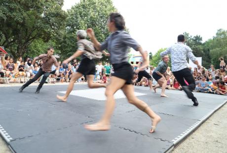En fin d'après-midi, les six acrobates de la compagnie Puéril Péril ont fait le bonheur des nombreux spectateurs et spectatrices, petit-es et grand-es, avec leur bonne humeur, leur poésie, leur sensibilité, et surtout, leurs acrobaties de haute volée !!!