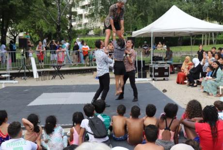 En fin d'après-midi, les six acrobates de la compagnie Puéril Péril ont fait le bonheur des nombreux spectateurs et spectatrices, petit-es et grand-es, avec leur bonne humeur, leur poésie, leur sensibilité, et surtout, leurs acrobaties de haute volée !!!