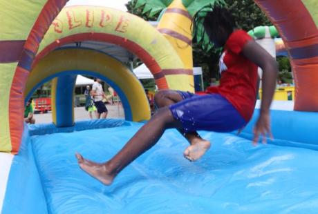 Les enfants se sont jetés à l'eau avec un très grand plaisir pour cette première journée de Cap sur les parcs organisées sous un grand soleil !