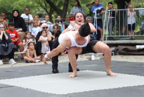 En fin d'après-midi, les six acrobates de la compagnie Puéril Péril ont fait le bonheur des nombreux spectateurs et spectatrices, petit-es et grand-es, avec leur bonne humeur, leur poésie, leur sensibilité, et surtout, leurs acrobaties de haute volée !!! 